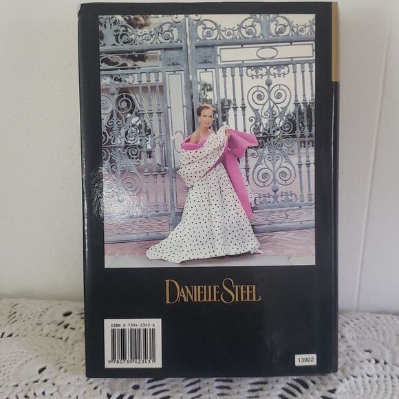 💚3/$20 Vintage Book - "The Cottage" by Danielle Steele (2002) - Large Print - Picture 2 of 12